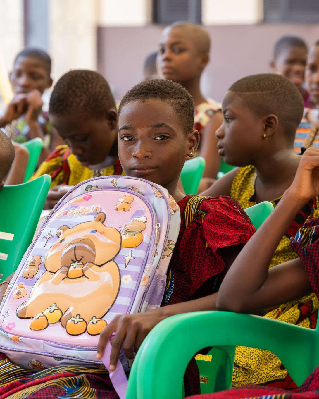 Des élèves assises avec leurs nouveaux sacs