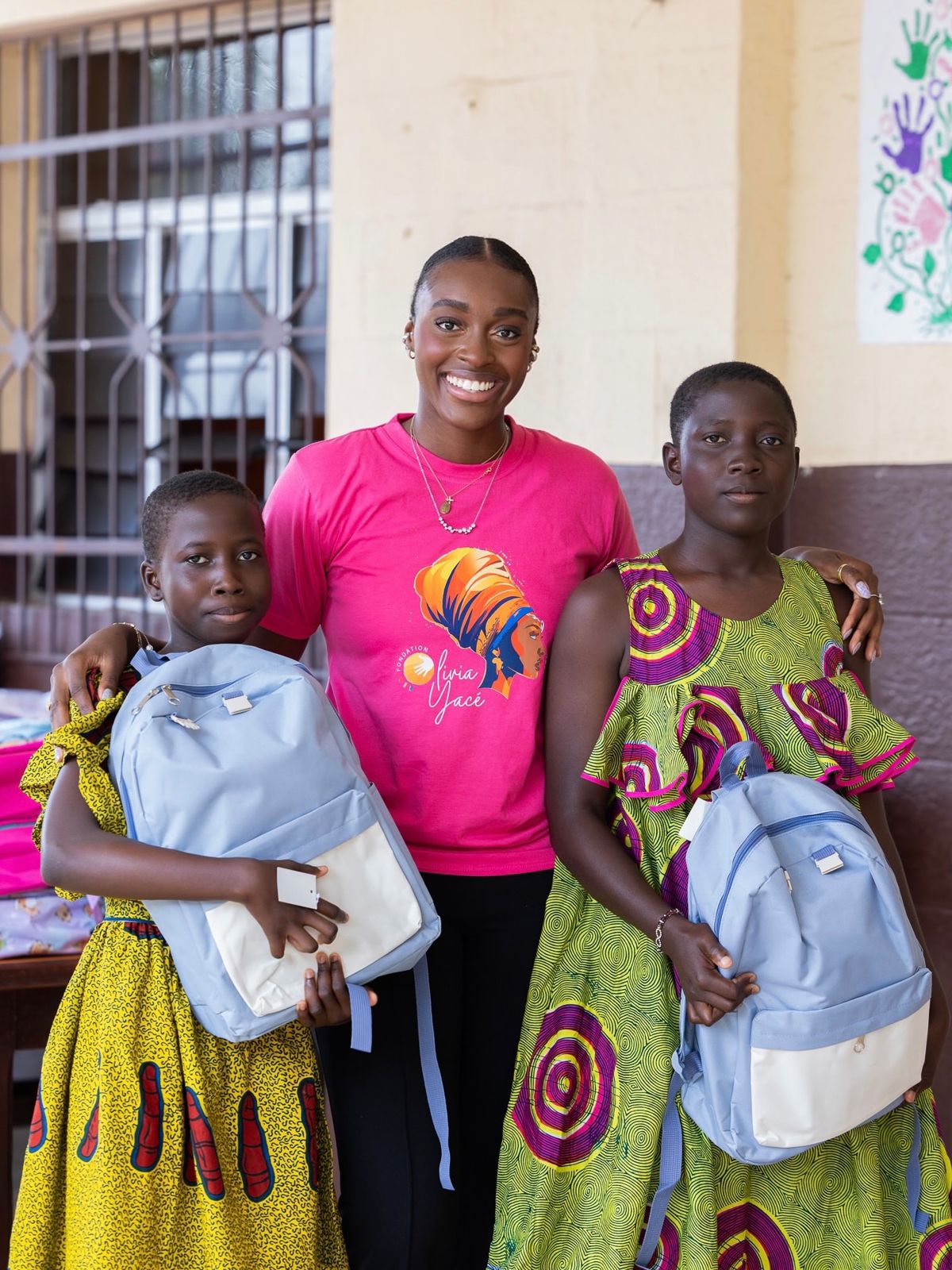 Frédérika Yacé avec deux élèves et leurs sacs à dos