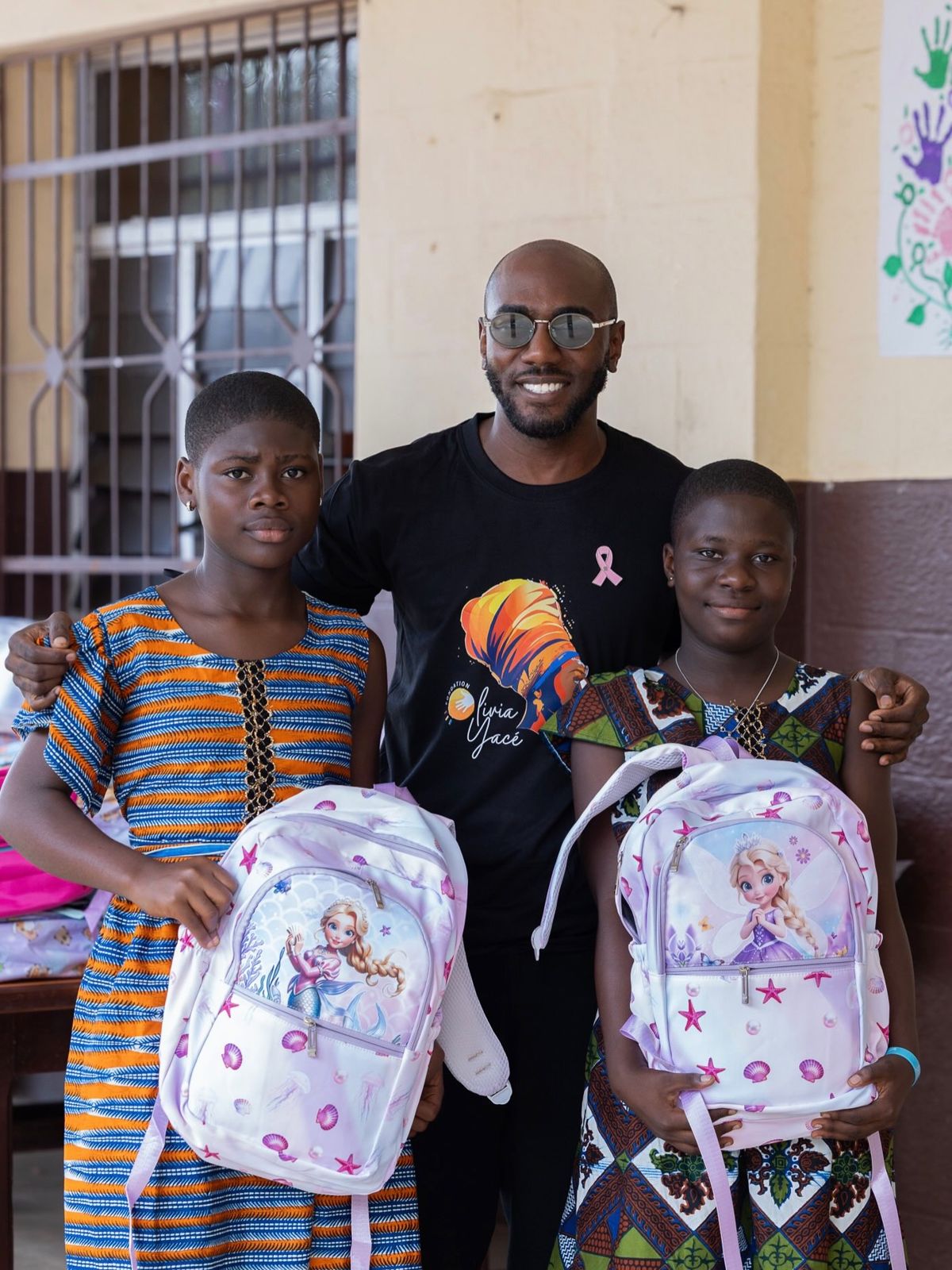 Remise de sacs à dos à deux jeunes filles